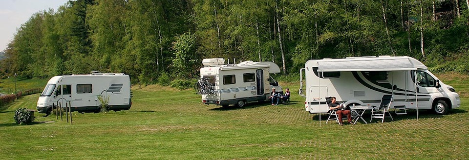 Foto Drei Camper auf der Wiese